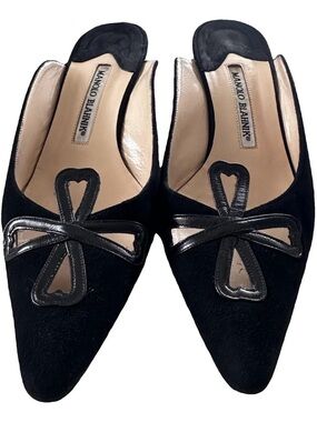 Manolo Blahnik black suede kitten heel mules leather cutout flower detail sz 38